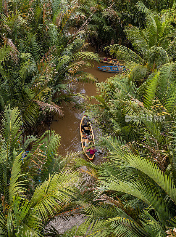 游客划船欣赏风景的Thoi Son岛，Tiền江省